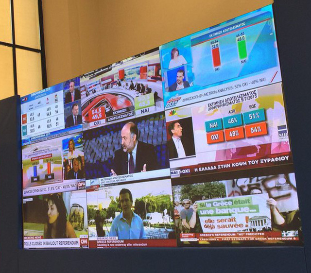 Греки на референдуме проголосовали «против» плана затягивания поясов